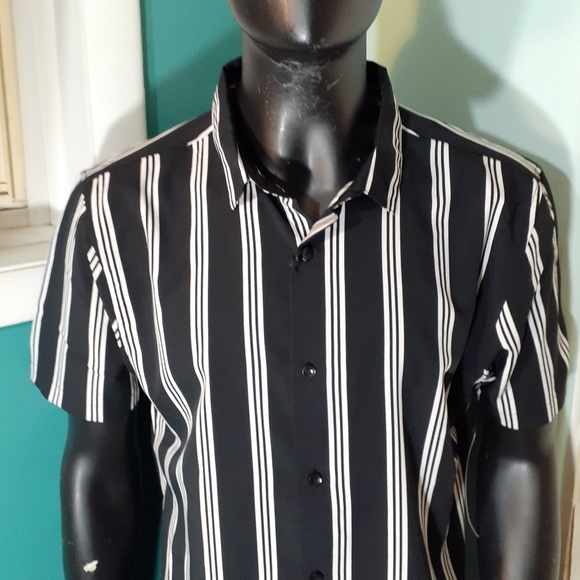BNWT Geometrix Vertical striped casual button down - Picture 2 of 5